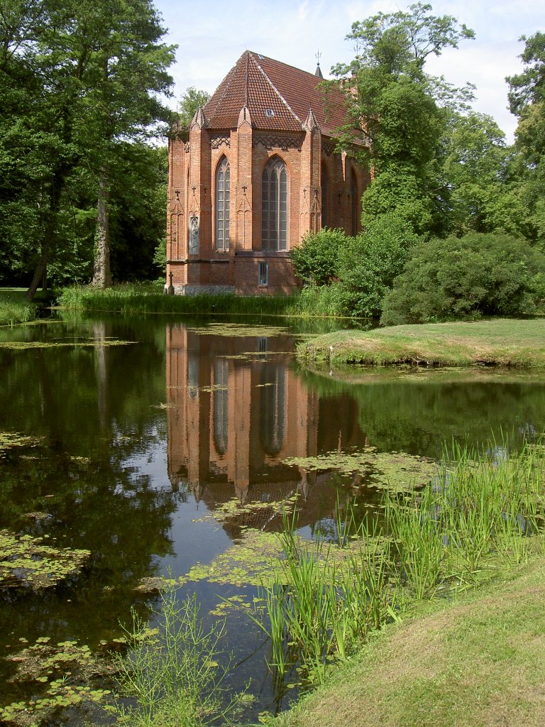 Ludwigslust, Kath. St. Helena Kirche im Schlopark, erbaut von 1803 bis 1809 nach Plnen von Seydewitz (11.07.2012)