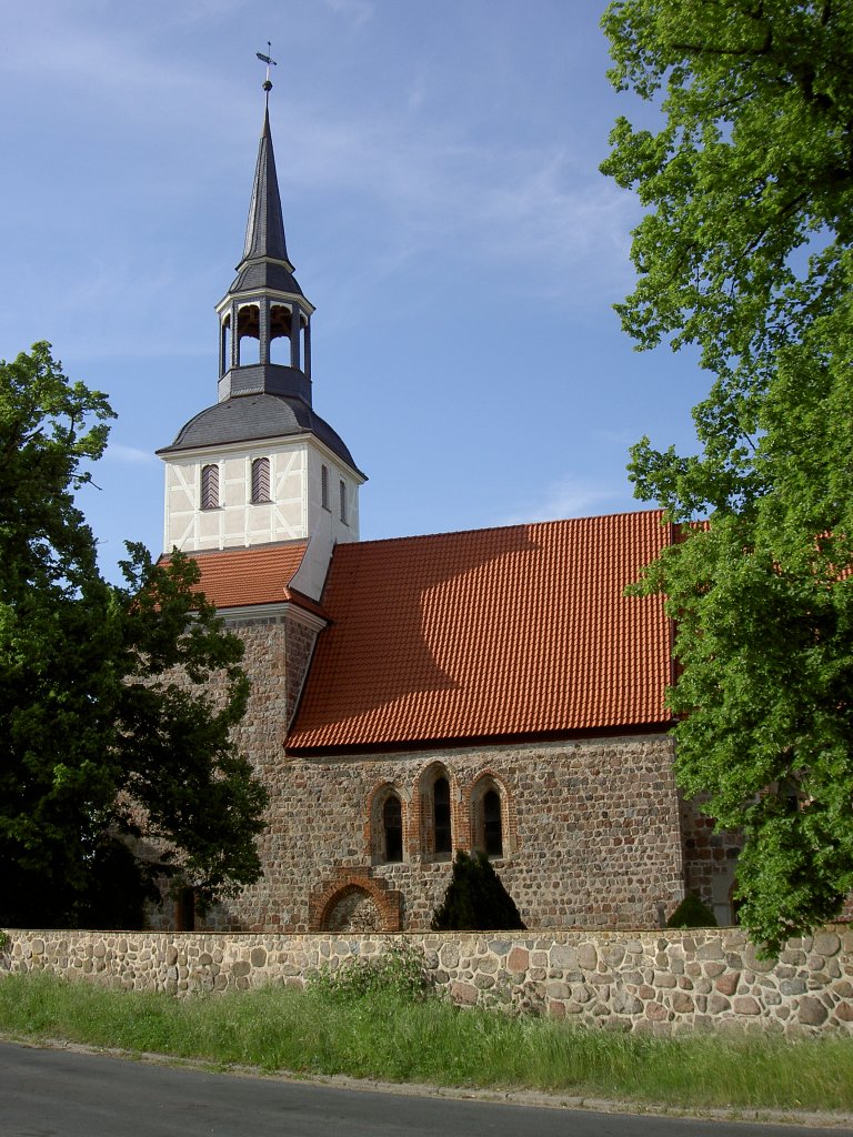 Lbbersdorf, Feldstein Dorfkirche, erbaut im 13. Jahrhundert, Kreis Meckl.burgische Seenplatte (23.05.2012)