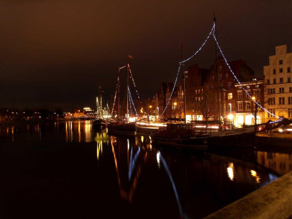 Lbeck, Untertrave mit Blick von der MuK-Brcke am Abend zu den Oldtimern im Museumshafen am Wenditzufer ... Aufgenommen:24,11.2011