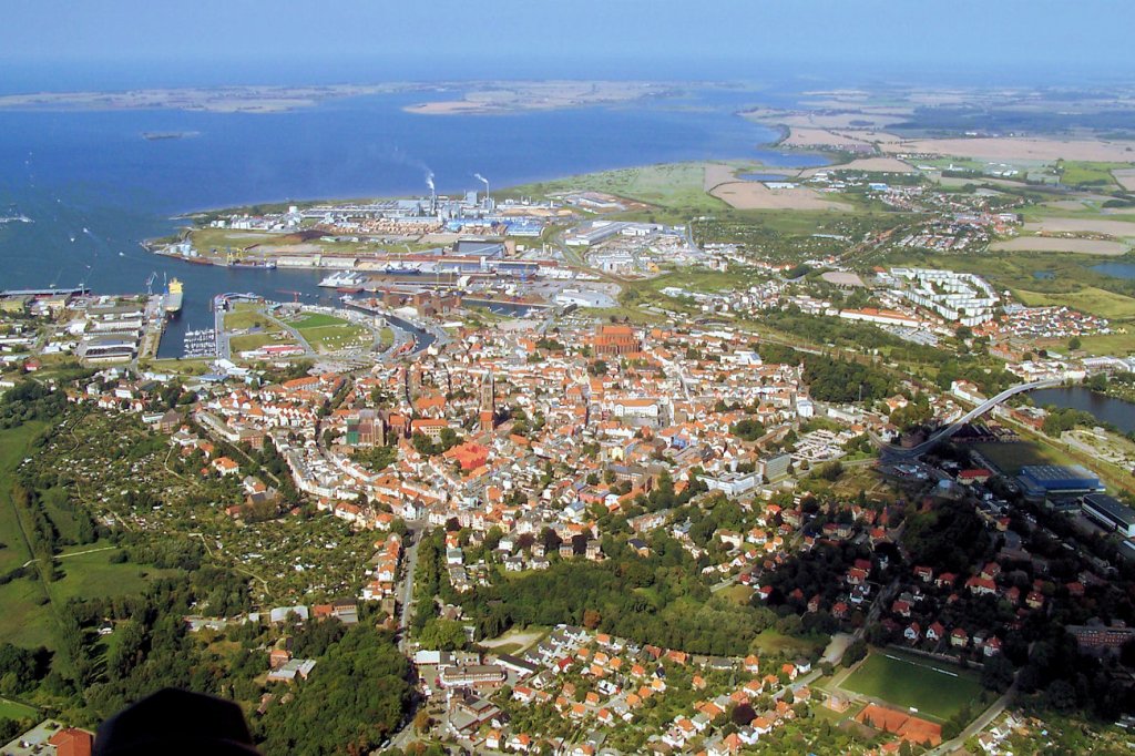 Luftaufnahme von Wismar mit Insel Poel im Hintergrund - 29.08.2005