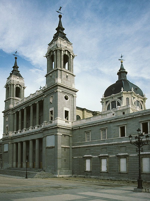 Madrid, Catedral La Nuestra Seora de la Almudena. usseres klassizistisch, damit zum Knigspalast gegenber passend. Bau ab 1879, Einweihung Juni 1993. Die Kuppel ist inzwischen beendet. Aufnahme von Juni 1993 / HQ-Scan ab Dia.