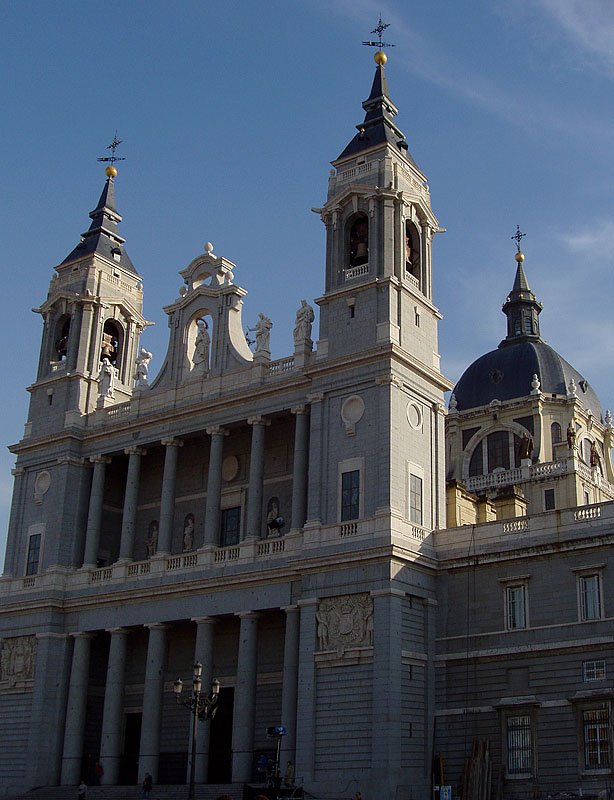 Madrid, Catedral La Nuestra Seora de la Almudena. usseres klassizistisch, damit zum Knigspalast gegenber passend. Bau 1879-1993. Seither wurden noch ein Giebel aufgesetzt, Figuren und Reliefs ergnzt sowie Glocken aufgezogen. Aufnahme vom 11. Mrz 2005, 10:19.
