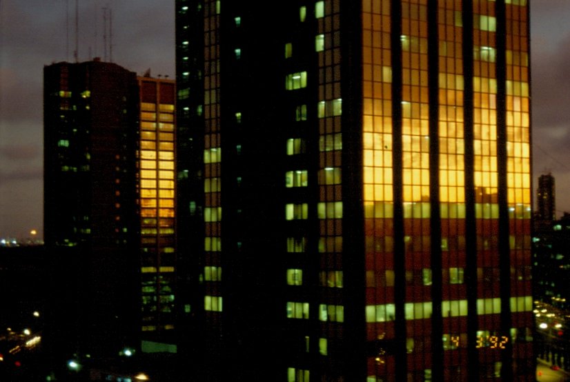 Mrz 1992: Impression von Hochhusern im abendlichen Licht in Buenos Aires an der Avenida de Mayo