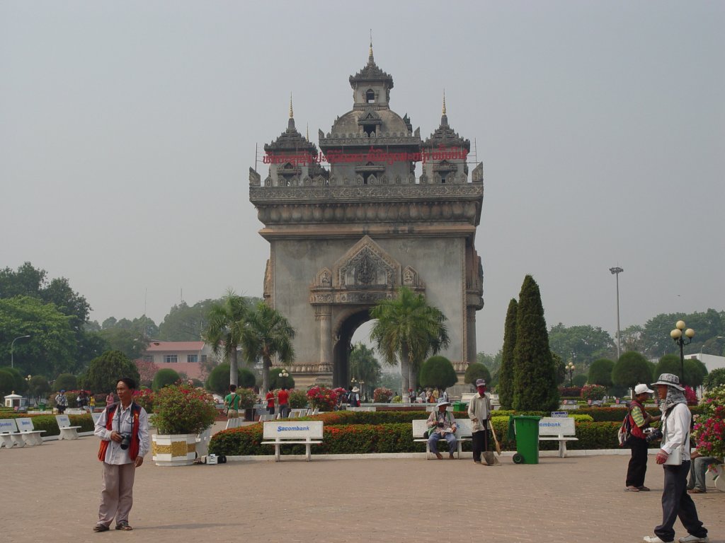 Mrz 2010 in Vientiane, der Hauptstadt von Laos. Das  Monument des Morts  - Patou Xai, das entfernte hnlichkeit mit dem Arc de Triomphe in Paris hat. 