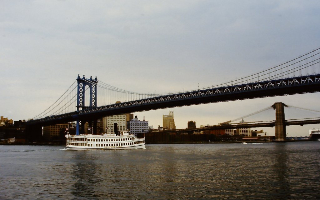 Manhattan und Broocklyn Bridge, New York am 6. Juni 1987