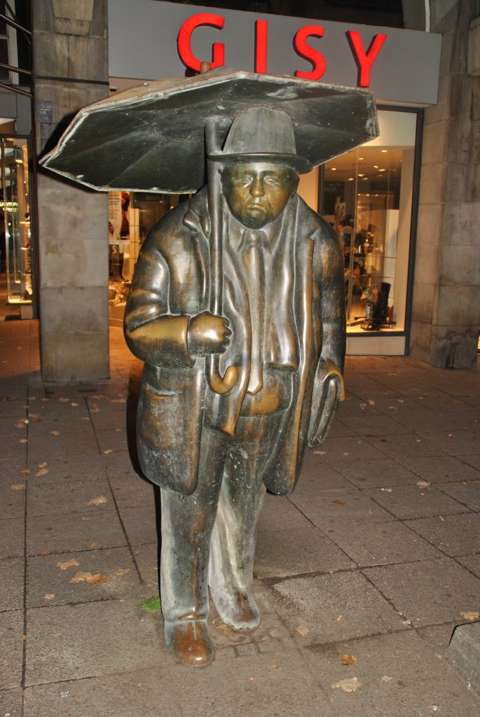 MANN mit Regenschirm, in der Innenstadt von Hannover (Am Krpcke/Georgstrae). Foto vom 31.10.2010.
