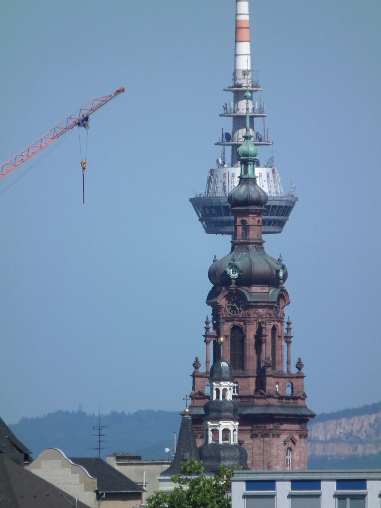 Mannheim, Stadt der Kirchen und Trme: Spitalkirche, Untere Pfarrkirche, Konkordienkirche und Fernmeldeturm von der Kurt Schumacher Brcke aus gesehen im Sommer 2010.