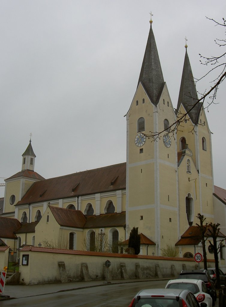 Markt Indersdorf, Ehem. Augustinerchorherren Stiftskirche, langestreckte Pfeilerbasilika, erbaut im 12. Jahrhundert mit barocken Chor, Kreis Dachau  (15.04.2012)