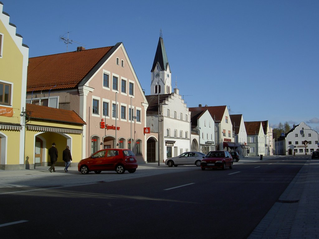 Marktplatz von Pilsting mit Maria Himmelfahrt Kirche, Kreis Dingolfing (22.04.2012)