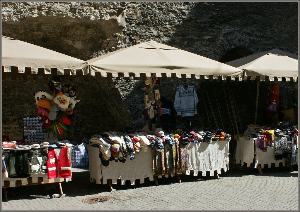 Marktstnde an der mittelalterlichen Stadtmauer von Tallin.
(07.05.2012)