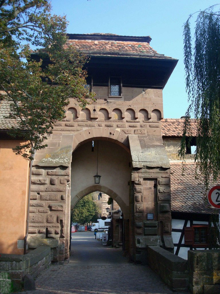 Maulbronn, das Klostertor aus dem 15.Jahrhundert, ehemals mit Zugbrcke, Okt.2010