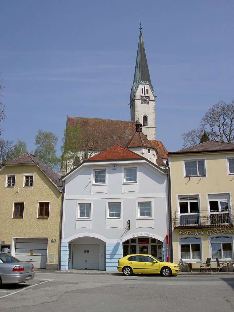 Mauthausen, Marktplatz mit Pfarrkirche St. Nikolaus (21.04.2013)