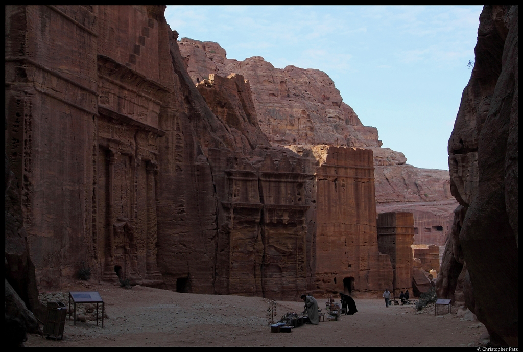 Mehrere Fassadengrber in Petra, Jordanien. Entlang des Weges bieten beduinische Hndler ihre Waren an. (25.11.2012)