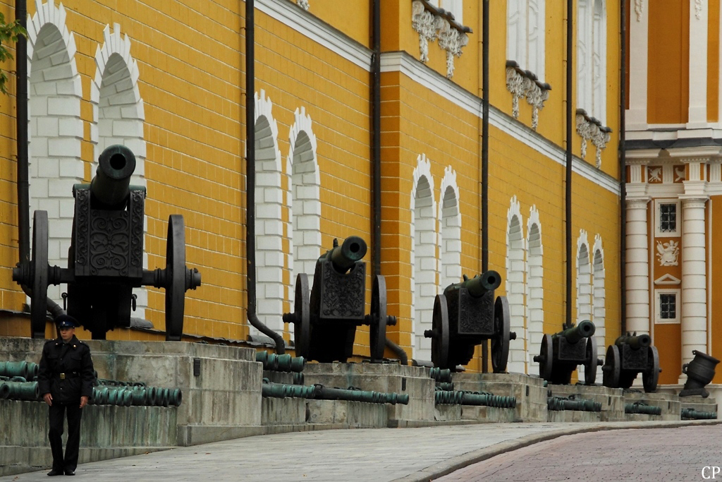 Mehrere mchtige Kanonen stehen vor dem Arsenal-Gebude im Moskauer Kreml. (5.9.2011)