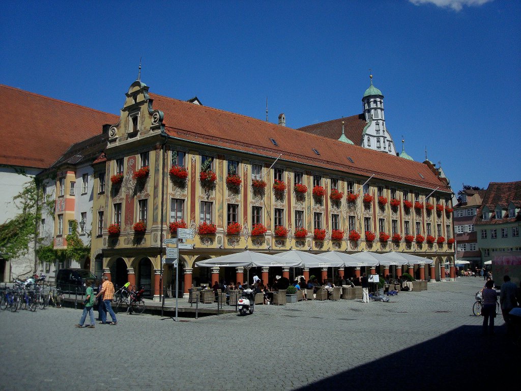 Memmingen, Blick ber den Markt mit dem im Neurokokostil bemaltem Steuerhaus, einem Verwaltungsbau der Stadt aus den Jahren 1494-95 und Rathausturm im Hintergrund, Juli 2010