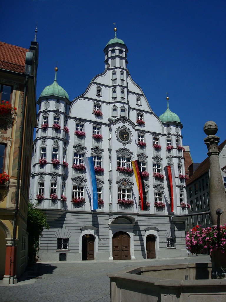 Memmingen,
das Rathaus, der prchtige Renaissancebau stammt von 1589,
2007 wurde die Fassade renoviert,
Juli 2010