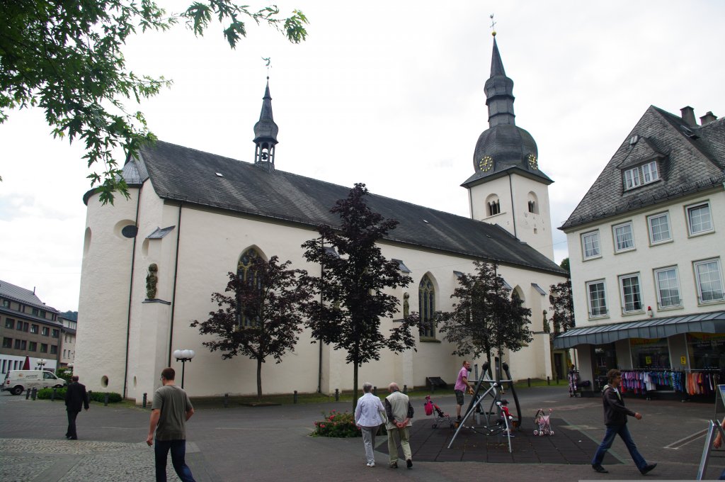 Meschede, St. Walburga Kirche, erbaut von 1663 bis 1664, barocke Hallenkirche (01.08.2011)