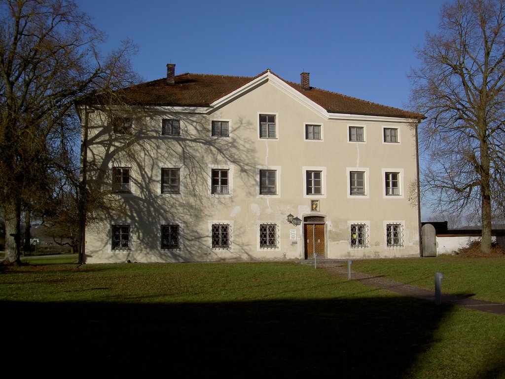 Mettenheim, Kath. Pfarrhaus, erbaut 1730, dreigeschossiger Walmdachbau mit 
Zwerchgiebel (30.12.2012)