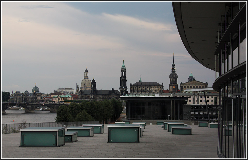 Mit dem Anstieg der Terrasse am Internationales Congress Center Dresden erhebt sich auch mehr vom alten Dresden ber das neue Landtagsgebude. 02.08.2009 (Matthias)