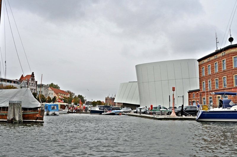 mit reichlich Wasser gefllter Querkanal im Stralsunder Hafen am 15.10.09