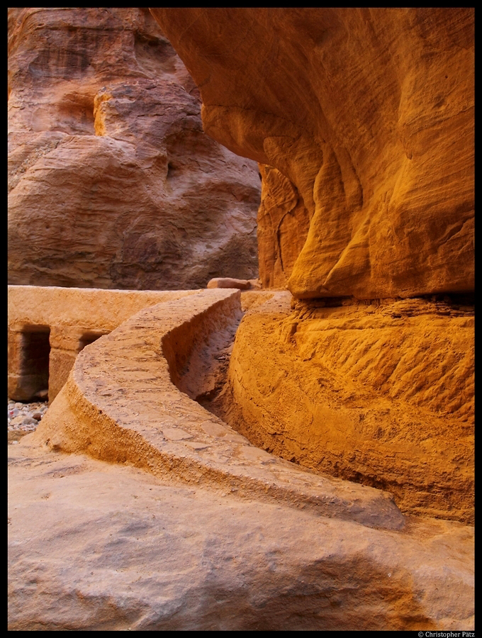 Mittels eines ausgeklgelten Wasserleitungssystems versorgten die Nabater ihre Hauptstadt mit Wasser. Zahlreiche Quellen in der doch eher wasserarmen Gegend wurden ber weite Strecken in die Stadt Petra geleitet. Hier ist ein Teil dieser Wasserleitung in der Siq-Schlucht erkennbar. (25.11.2012)