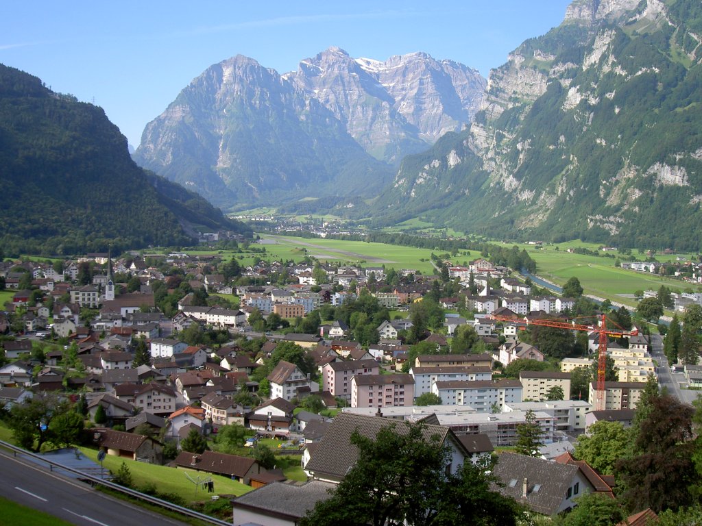 Mollis, Ausblick auf das Glarnertal und den Ort, Kanton Glarus (03.07.2011)