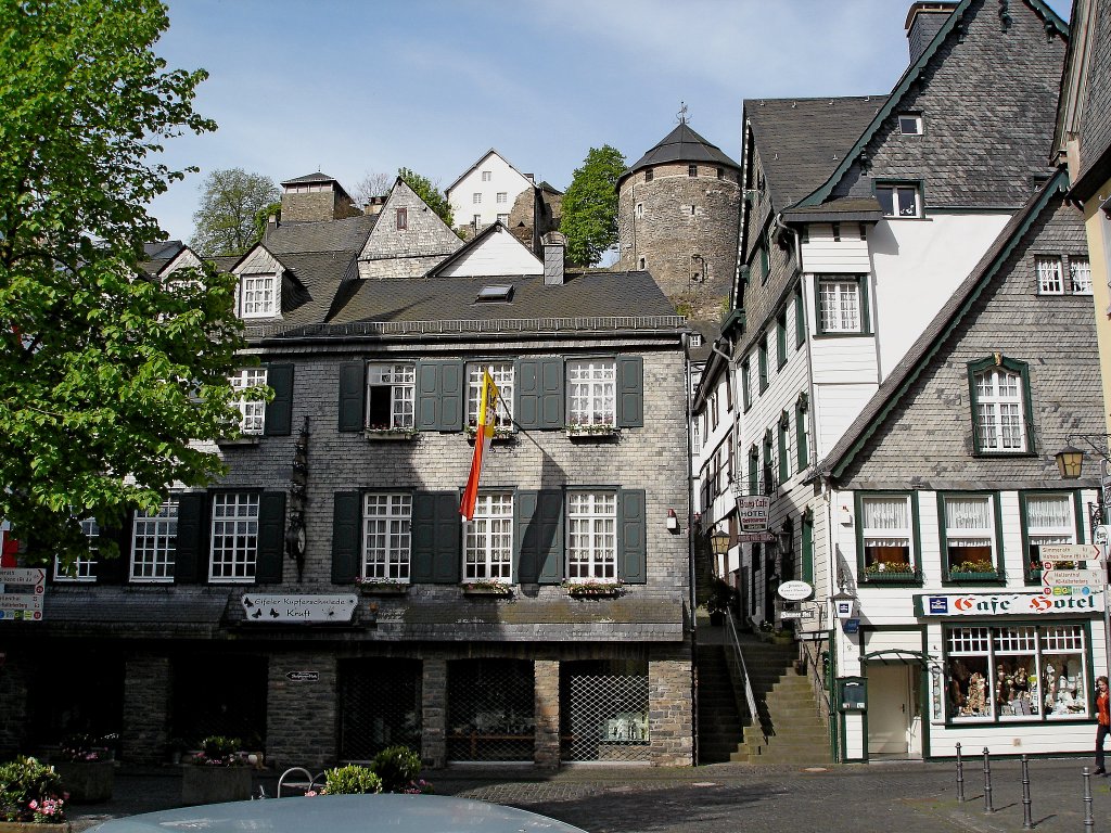 Monschau, Blick zur Burg aus dem 13.Jahrhundert, heute Jugendherberge, Mai 2005