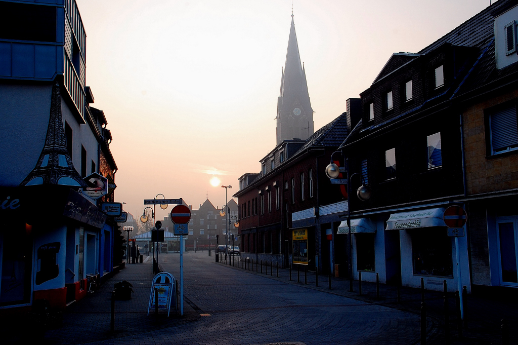 Morgenstimmung auf der Konstantinstrae in Giesenkirchen. Durch den Hochnebel quillt die Morgensonne an diesem Dienstag den 1.Mrz2011 hindurch.