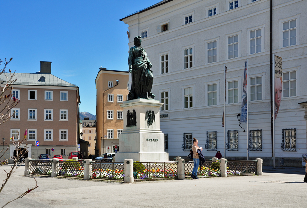 Mozartdenkmal am Mozartplatz in Salzburg -  25.04.2012