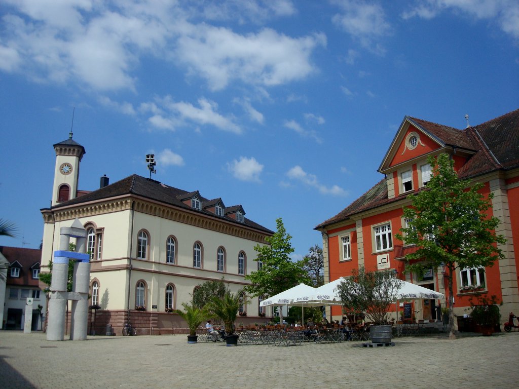 Mllheim, der Markgrfler Platz, links das alte Rathaus, rechts das frhere Vermessungsamt, heute Restaurant, Aug.2011