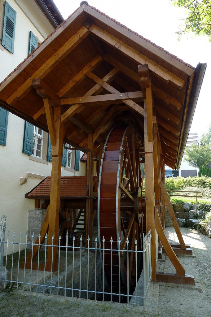 Mllheim, das rekonstruierte groe Wasserrad der Frick-Mhle, Aug.2011