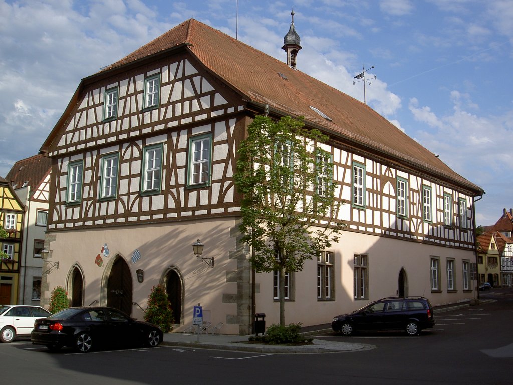 Mnnerstadt, Rathaus am Marktplatz, erbaut 1467 (16.06.2012)