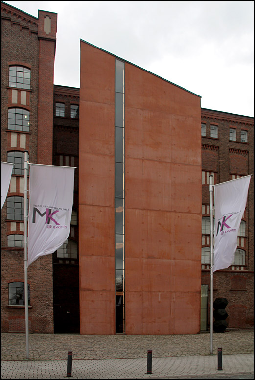 Museum Kppersmhle in Duisburg: Neben das alte Gebude setzten die Architekten Herzog und de Meuron ein neues Treppenhaus aus Beton. 20.03.2010 (Matthias)