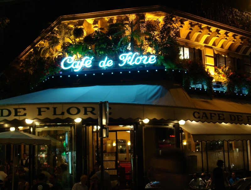 Nachtansicht des  Caf de Flore  am Pariser Boulevard Saint Germain. Einst Treffpunkt fr die Intellektuellen der Stadt. 13.7.2007