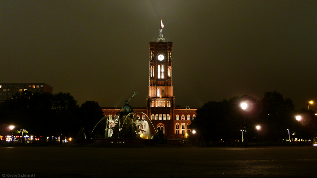 Nachtaufnahme des Roten Rathauses in Berlin mit Neptunbrunnen im Vordergrund. (31.07.2011)
