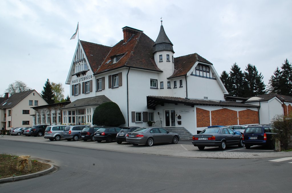 Nahe des Haltepunkt Angermund, steht dass Hotel Haus Litzbrck. 3.4.2011