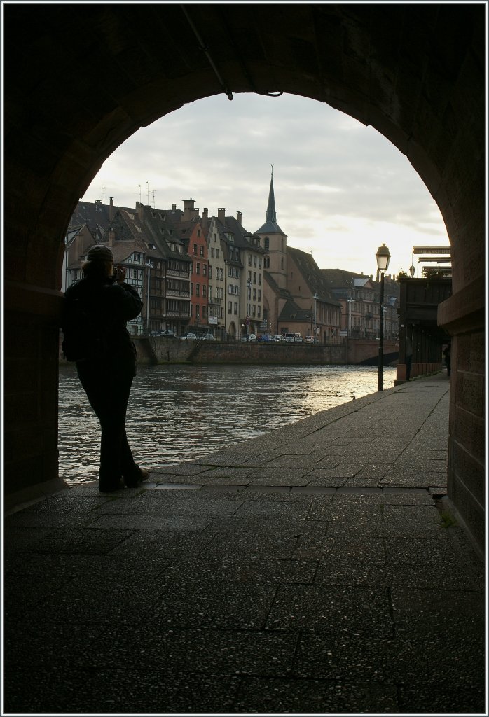 Nein, die Fotografien links im Bild stand nicht strend im Bild, sondern bereichert dieses.
Strasbourg, im Oktober 2011