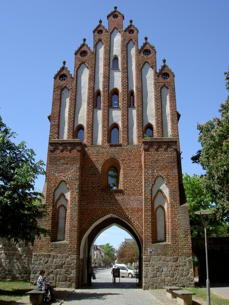 Neubrandenburg, Neue Tor, erbaut im 15. Jahrhundert (24.05.2012)
