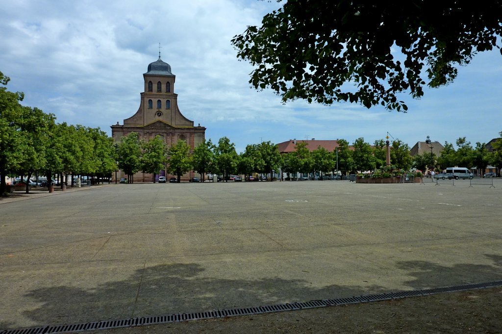 Neubreisach, Blick vom Gouverneurspalast ber den Appell-und Exerzierplatz zur Garnisonskirche St.Louis von 1736, Juni 2012