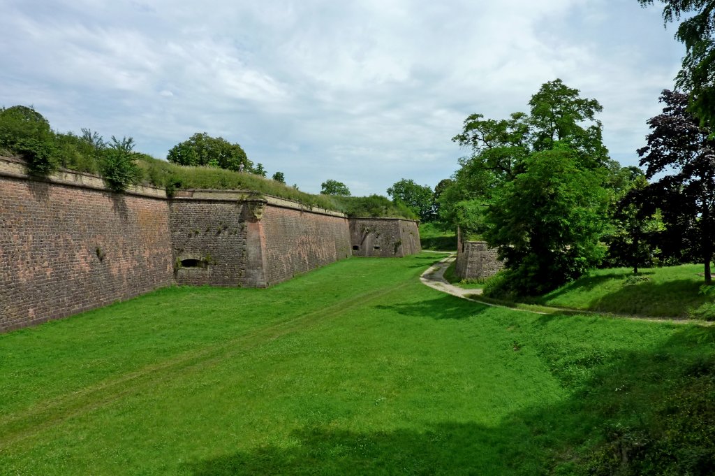 Neubreisach, die Festung mit den Verteidigungsanlagen gehrt seit 2008 zum UNESCO-Weltkulturerbe, Juni 2012