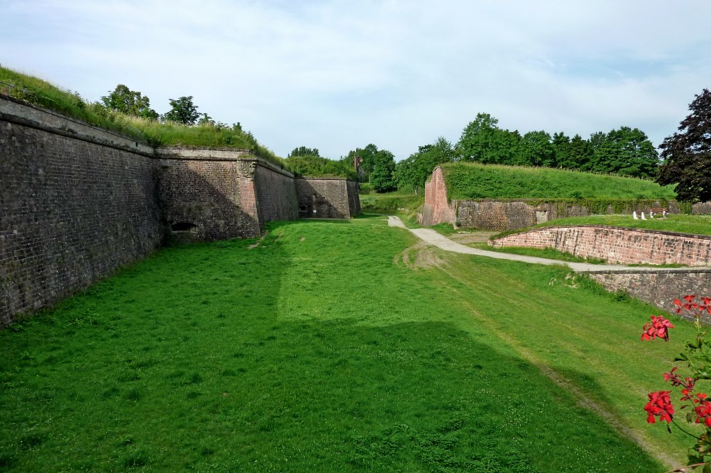 Neubreisach, die sternfrmig angelegten Festungsmauern und Grben mit einer Gesamtlnge von 2,5 Km, Juni 2012