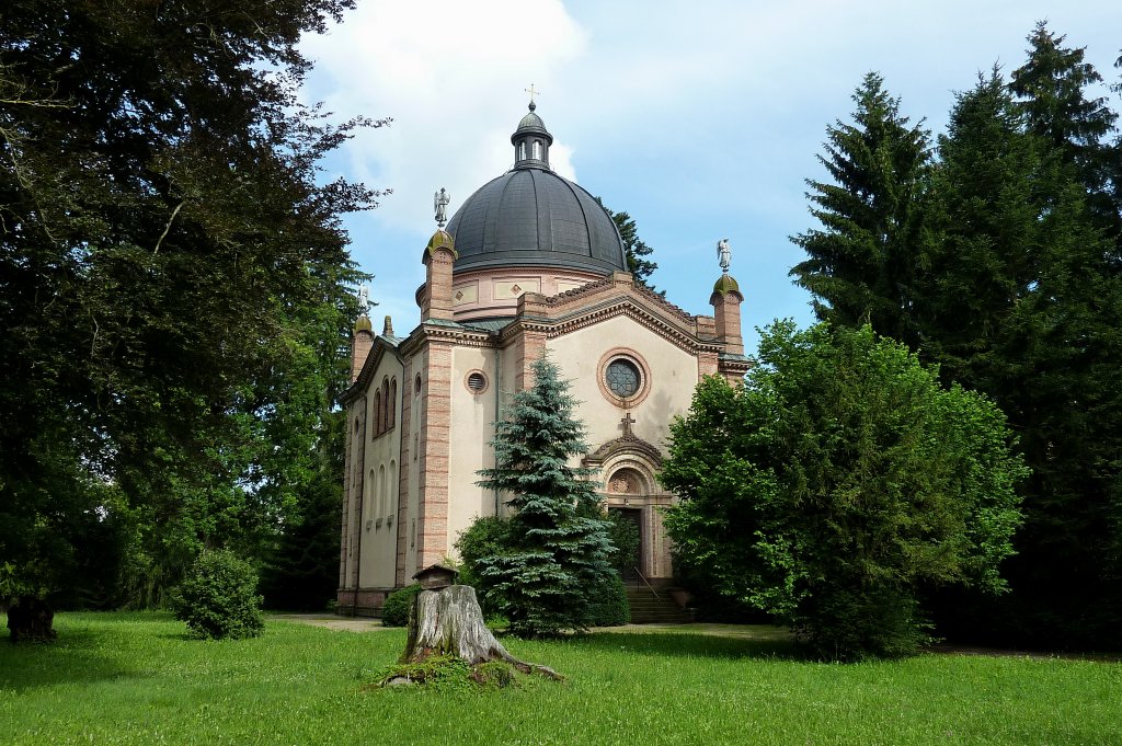 Neudingen, die Gruftkirche mit dem dazugehrigen Park und Friedhof befindet sich in einem  Stadtteil von Donaueschingen, die 1850 erbaute Kirche ist Grablege der Frsten zu Frstenberg, Juli 2012