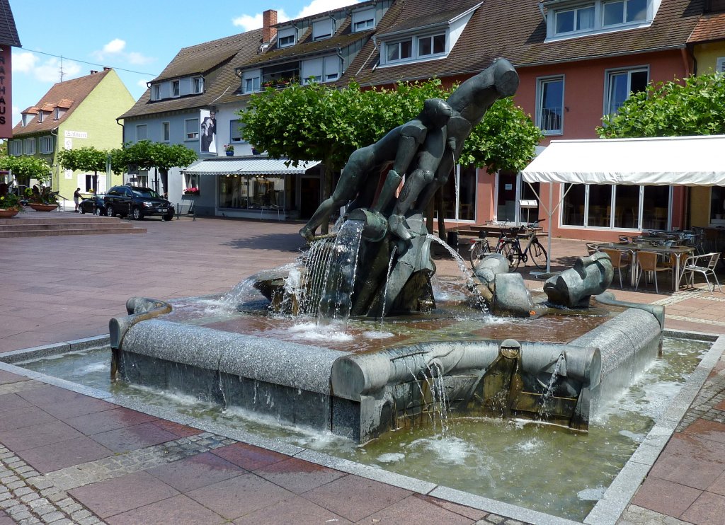 Neuenburg am Rhein, die Brunnenanlage  Monument  auf dem Rathausplatz, eine in Bronze gegossene Stadtchronik, Juni 2012
