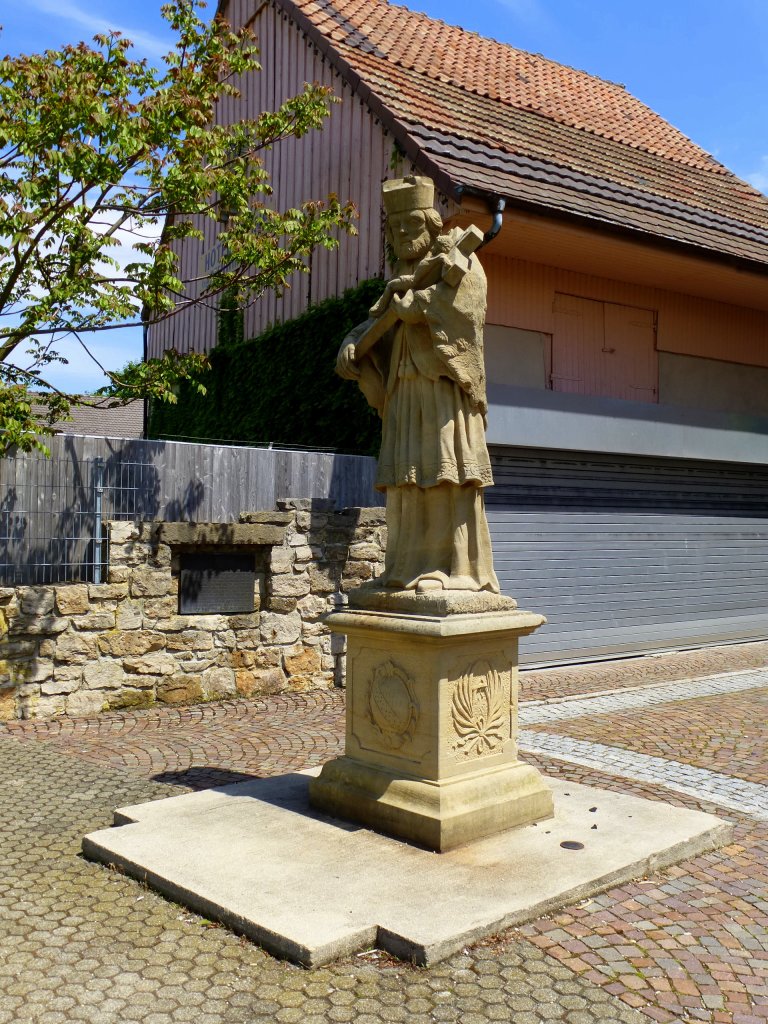 Neuenburg am Rhein, die Statue des Heiligen Johannes Nepomuk, 1978 nach altem Vorbild erneuert, Mai 2013