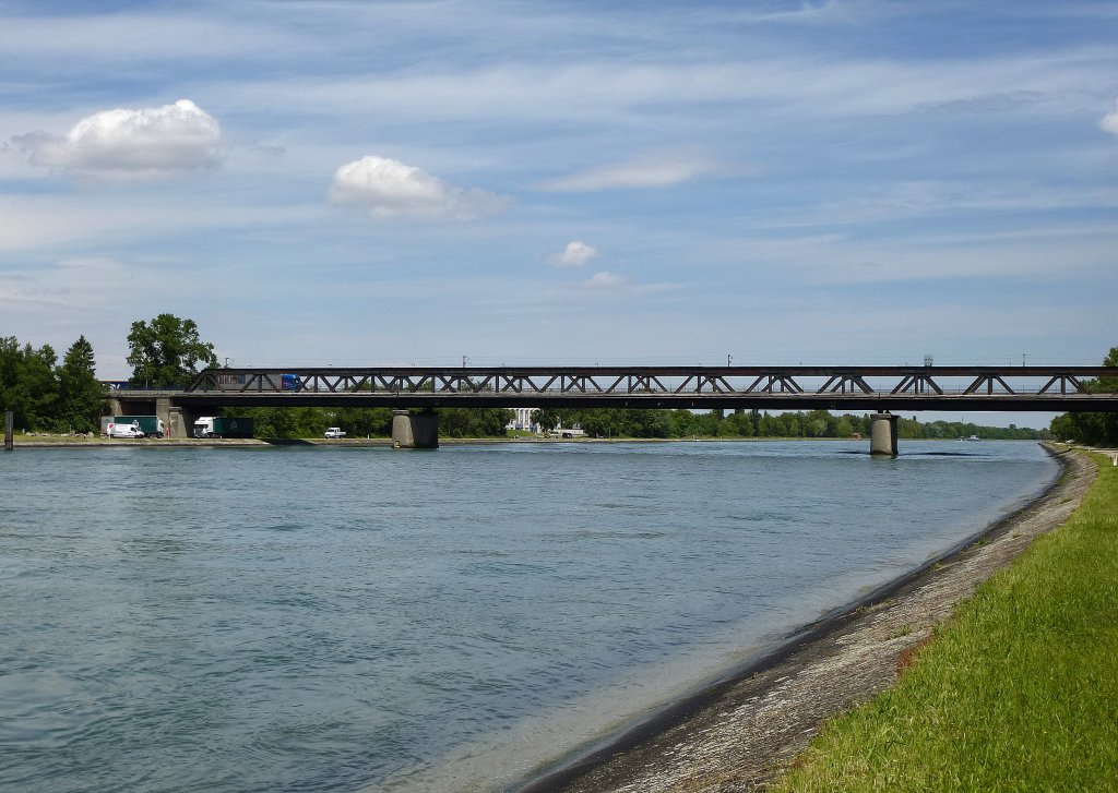 Neuenburg am Rhein, die Straen-und Eisenbahnbrcke ber den Rheinseitenkanal befindet sich auf Elser Gebiet, Mai 2013