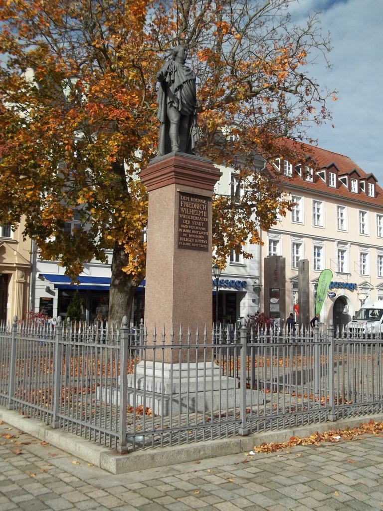 Neuruppin, Denkmal Friedrich Wilhelm II. von Chr. Fr. Tieck 1821, 1947 zerstrt,  Kopie von 1998, aufgenommen am 26.10.2012