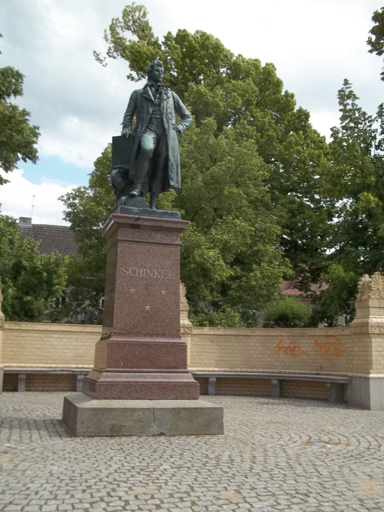 Neuruppin, Denkmal Karl Friedrich Schinkel, 1883 von M. Wiese, auf dem Kirchplatz bei der Pfarrkirche, aufgenommen am 22.06.2012
