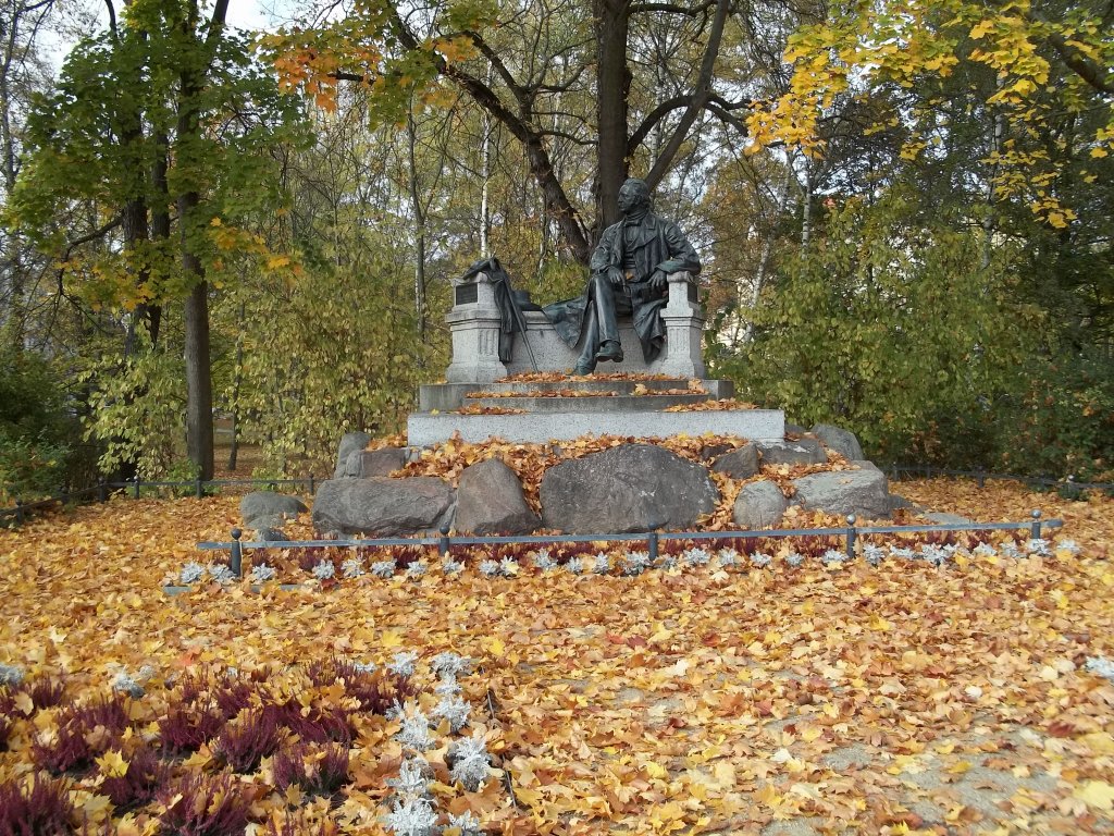 Neuruppin, Fontane-Denkmal von M. Wiese, aufgenommen am 26.10.2012
