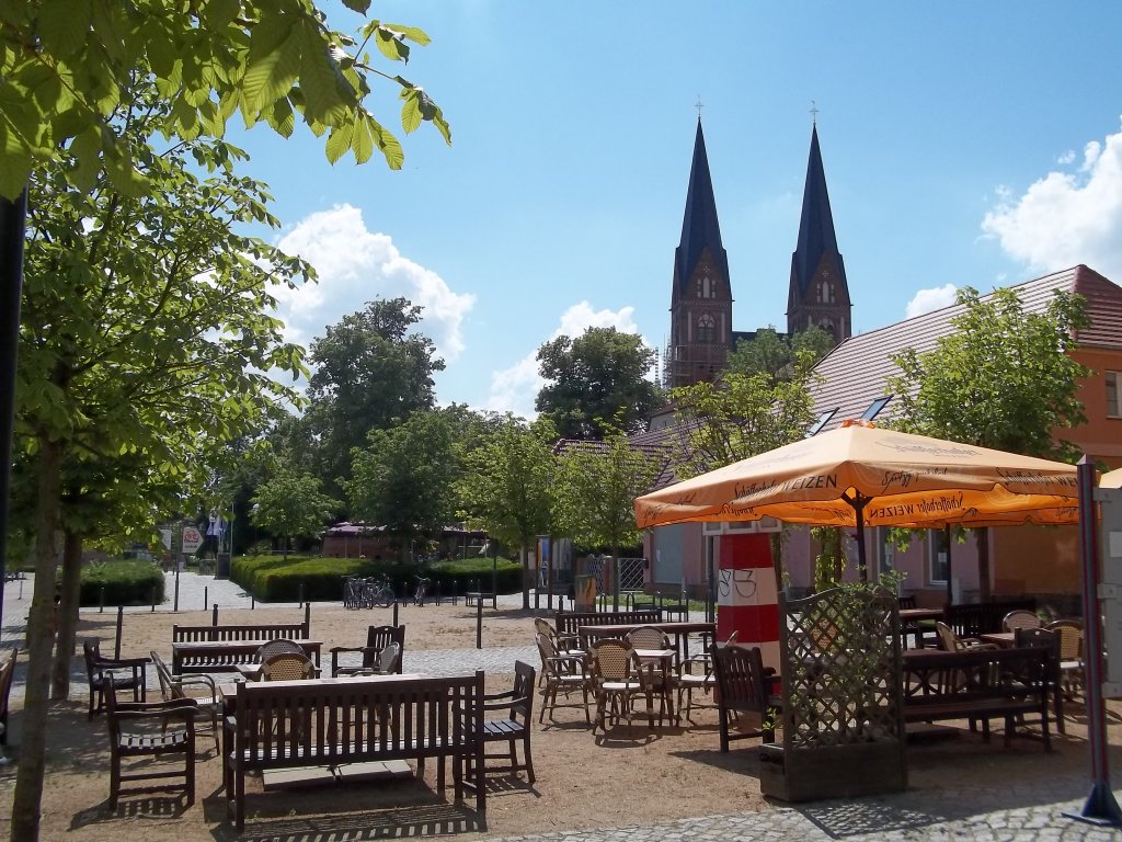 Neuruppin, Gasthof 'Zur Wichmannlinde', Blick vom Garten zur Klosterkirche (22.06.2012)