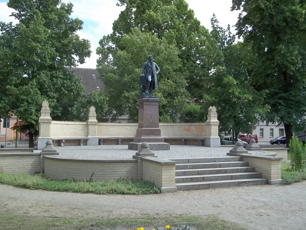 Neuruppin, Karl-Friedrich-Schinkel-Denkmal auf dem Kirchplatz, Denkmalanlage 1883 von M. Wiese, aufgenommen am 22.06.2012